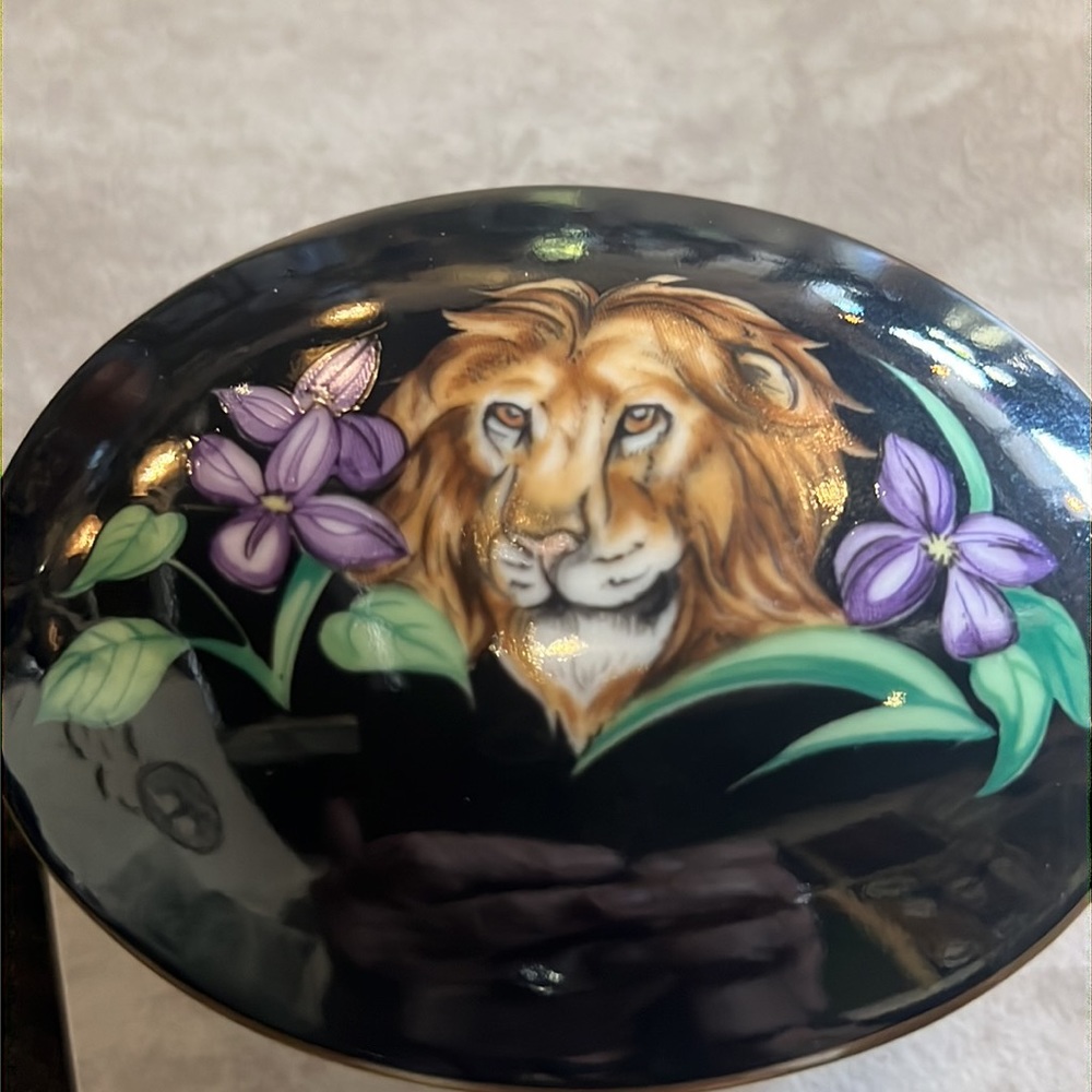 𝐑𝐀𝐑𝐄 𝐅𝐑𝐀𝐍𝐂𝐈𝐒𝐂𝐀𝐍 𝐌𝐄𝐍𝐀𝐆𝐄𝐑𝐈𝐄 𝐙𝐎𝐎 𝐓𝐑𝐈𝐍𝐊𝐄𝐓 𝐁𝐎𝐗 - Picture 16 of 17